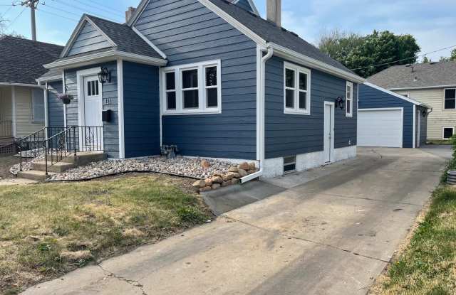 One block from USF! Huge home with 4 bedrooms! Fenced in yard Gallery 3