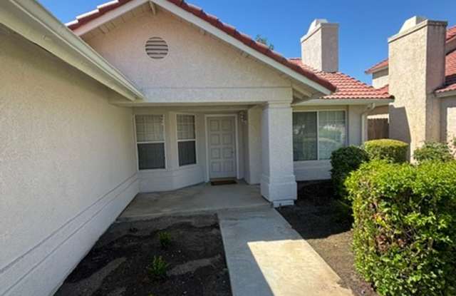 Clean 3 Bedroom / 2 Bathroom home near Stockdale High School, Recently Renovated! Gallery 4