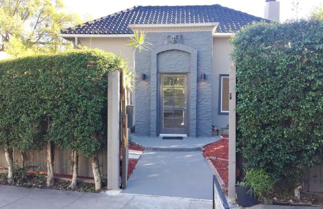 Luxury Remodeled Home with City Views in the Heart of West Hollywood Gallery 3
