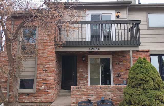 Charming 2BR Townhome in Aurora Gallery 1
