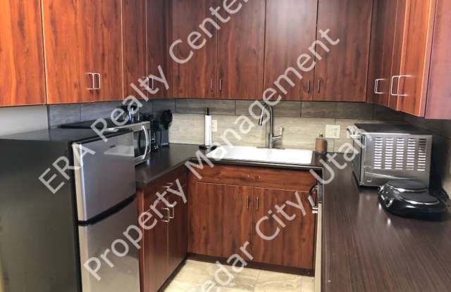 Large 2 bed / 1 bath Condo on North End of Town Gallery 4