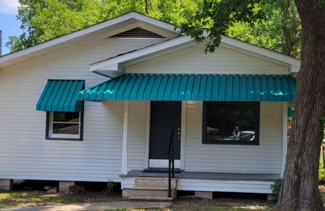 Gorgeous fully remodeled 3 bedroom/11/2 bath Cottage. photos photos