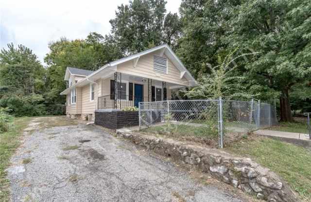 ADORABLE 3 bedroom 1 bathroom home in KCMO-Available NOW!! - 1421 East 79th Street, Kansas City, MO 64131