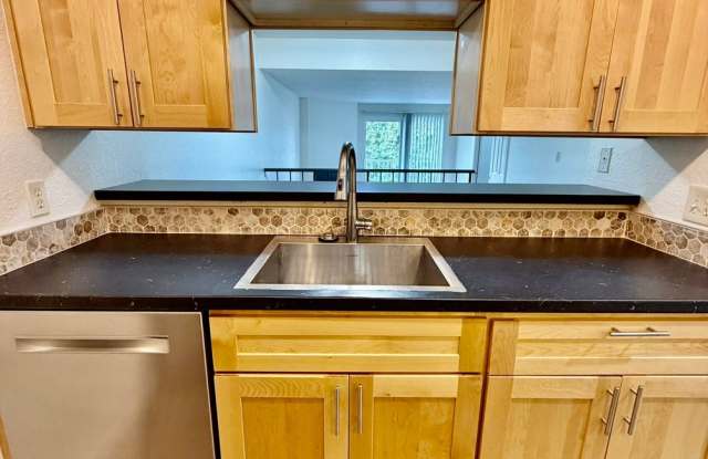 2 Bed 1 Bath Redmond Education Hill neighborhood Condo $1995 per/mo Gallery 4