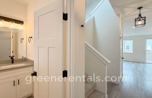 3BR/2.5BA Olympia Townhome Gallery 4
