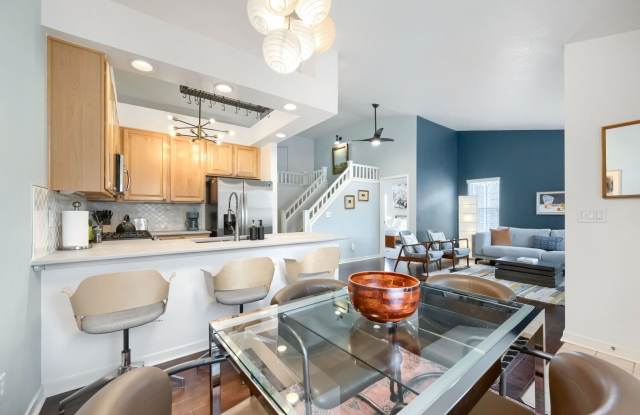 2 BDR Gorgeous Updated Townhome with Huge Garden Gallery 4