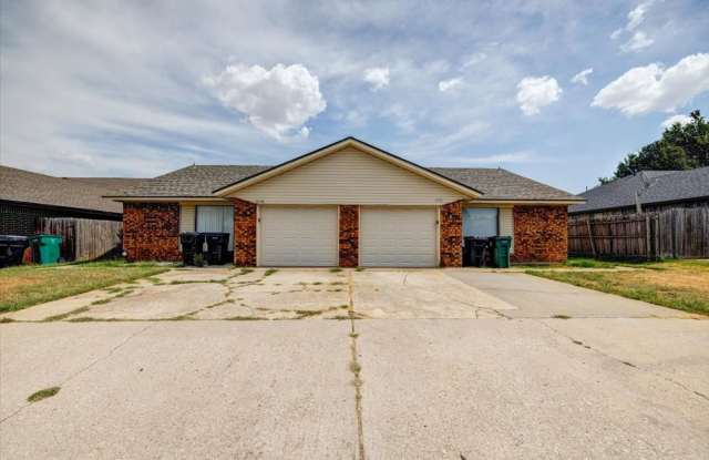 2 Bedroom 2 Bathroom 1 Car Garage (Council & SW 44th St) Gallery 1