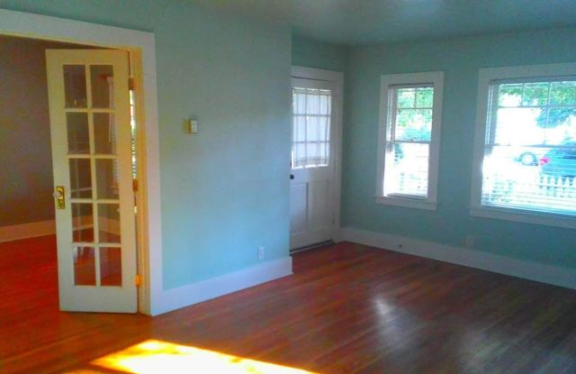 Adorable 2 Bedroom House! Gallery 4