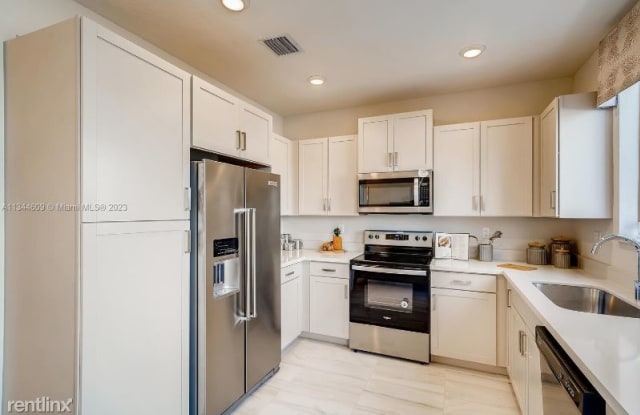2467 SE 10th St - 2467 Southeast 10th Street, Homestead, FL 33035