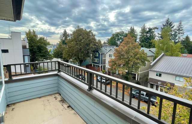 Remodeled, Top Floor 2-Bed, 2-Bath Condo in Maple Leaf Gallery 4