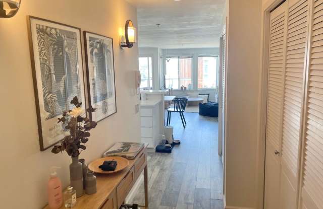Lake Union View Condo! Gallery 4