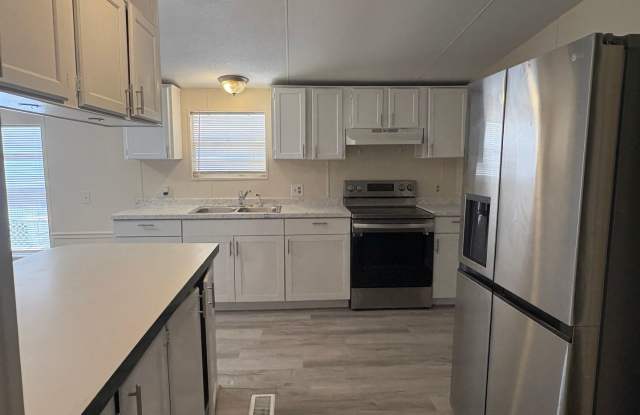 4bath/2bath Mobile Home in Bay Hills Community only $1650/month Ready now! Gallery 3