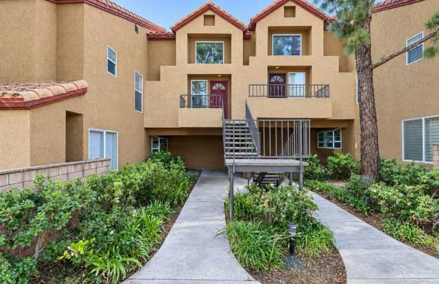 2 Bedroom Condo for Rent in Santa Clarita! Gallery 1