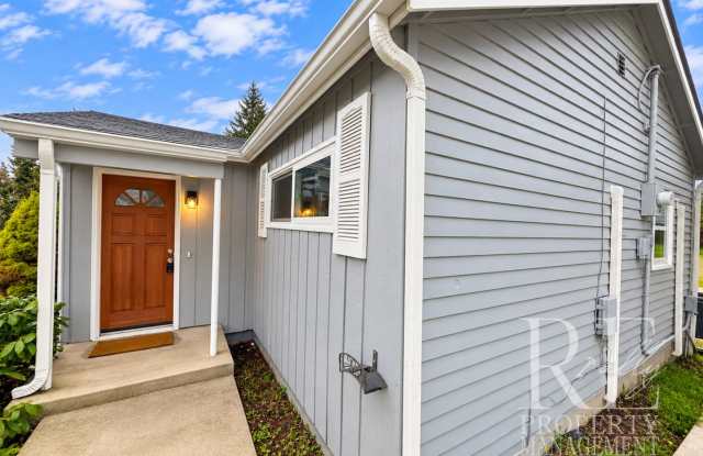 Vintage Charm, Modern Comfort & a Hot Tub Backyard Retreat Gallery 3