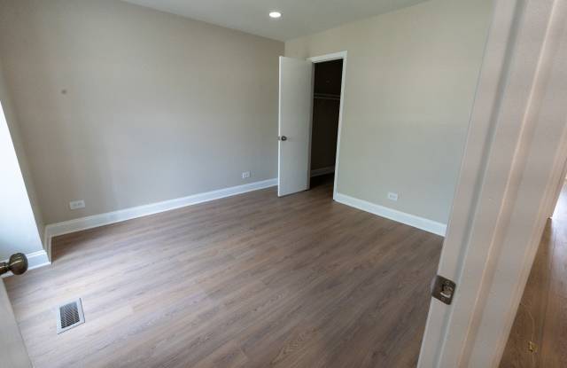 257 Doral Court - 257 Doral Court, Elk Grove Village, IL 60007