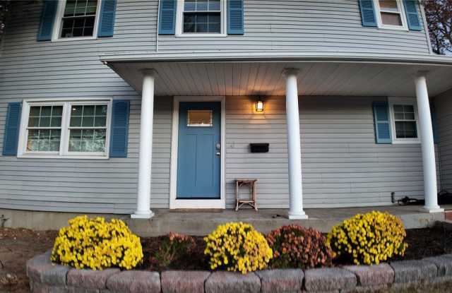 11 Greenmist Drive - 11 Greenmist Drive, Holbrook, NY 11779