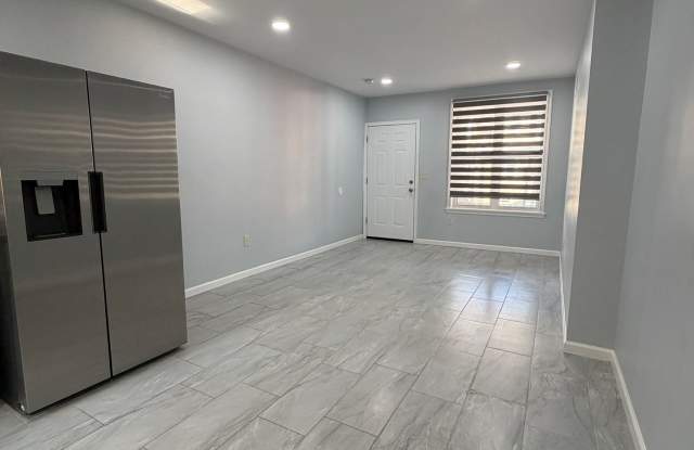Newly Renovated Bi-Level One Bedroom Gallery 4