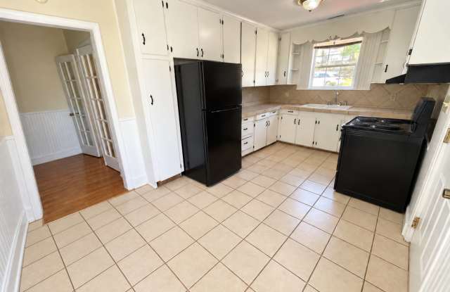 3 Bedroom Walkable to Campus Pre-Leasing for August 9 2027! Gallery 3