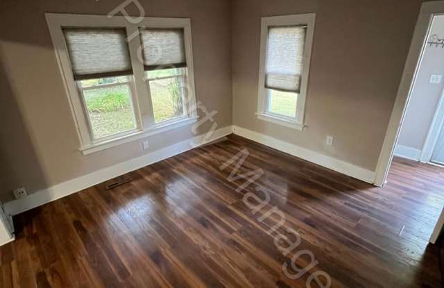 2 Bedroom Home with 2 Car Garage & Fenced Yard Gallery 4