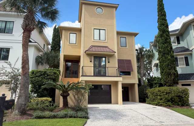 Exquisite Waterfront Home with Pool and Elevator Gallery 3