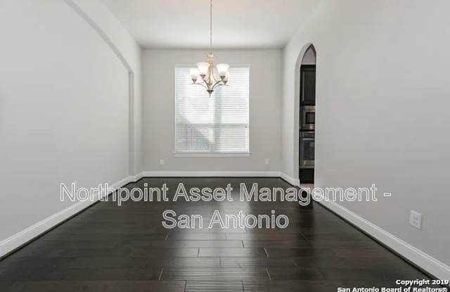 4BR/3.5BA | Single Family Home | 3-Car Garage Parking | Fenced backyard! Gallery 4