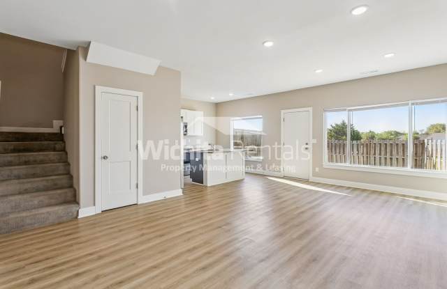 Newer 4 bedroom 2.5 bath duplex - NE Wichita Gallery 4