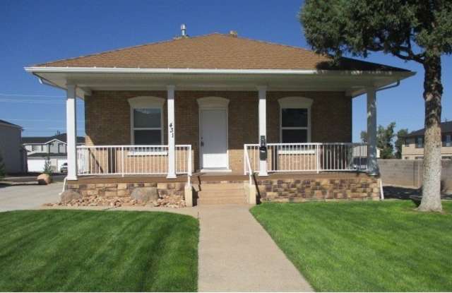2 bed, 1 bath Upstairs Apartment in Vintage Home - 431 North 300 West, Cedar City, UT 84721
