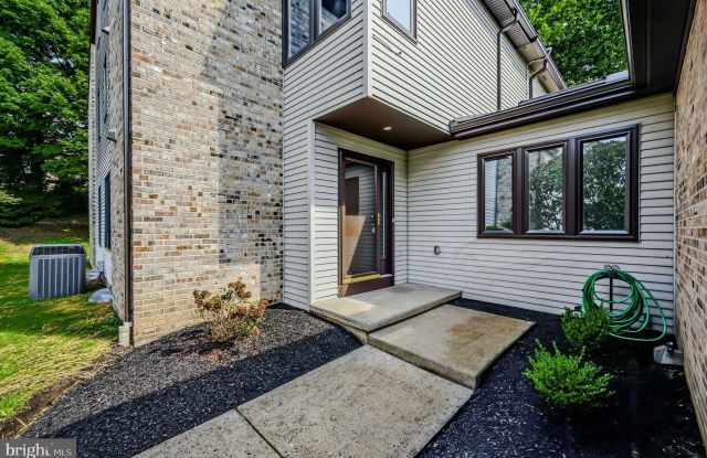 207 STEEPLE CHASE Circle Gallery 3