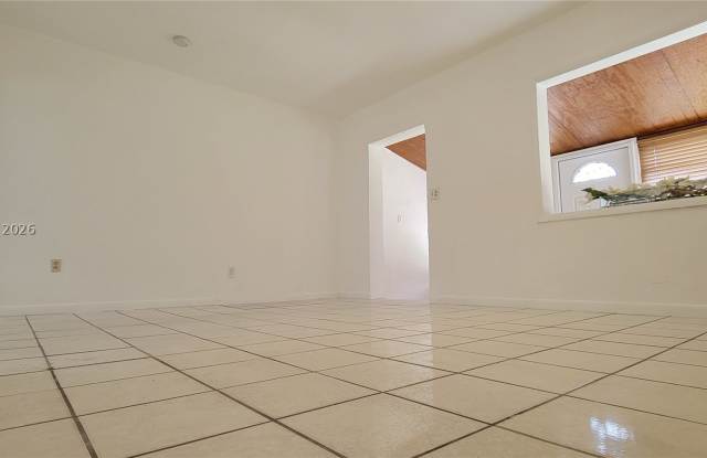 600 SW 44th Ct Gallery 4