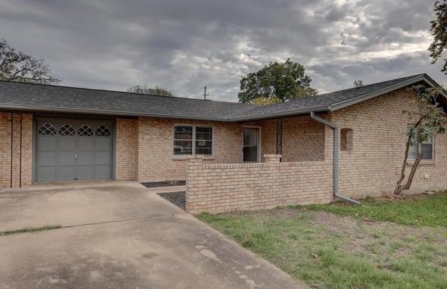 205 N Manor Dr - 205 Manor Drive, Kerrville, TX 78028