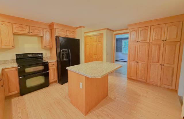Beautiful 3-Bedroom Single-Family Home for Rent in Dalton, MA Gallery 3