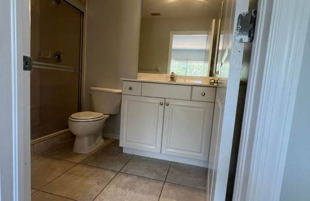 CHECHECKOUTTHIS 2 bedroom 2 1/2 bath Townhouse Gallery 2