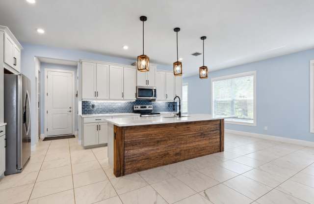 3524 NW SOLANGE Court Gallery 2