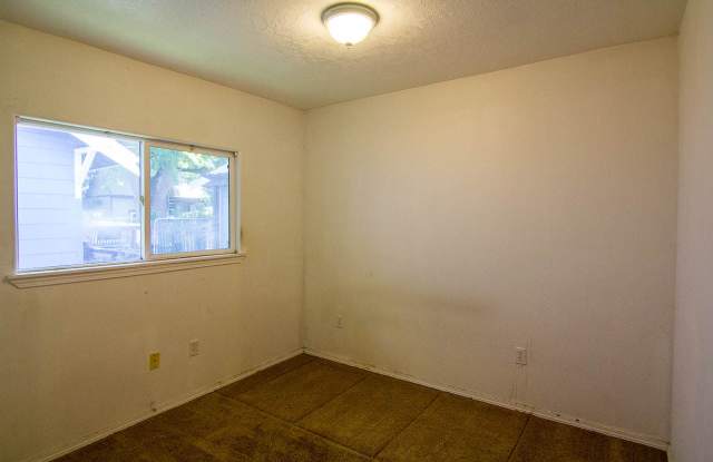 Small House on Shared Lot in Salem- Water/Sewer Included Gallery 4