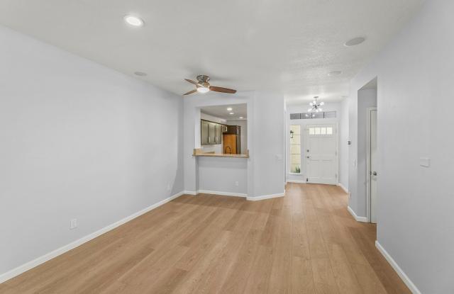 Gorgeous 2 Bedroom Home in the Gated Las Ventanas Community of Valencia! Gallery 3