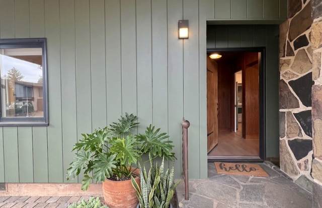 Spacious 3 bed/2 bath Phoenix home | Available October Gallery 1