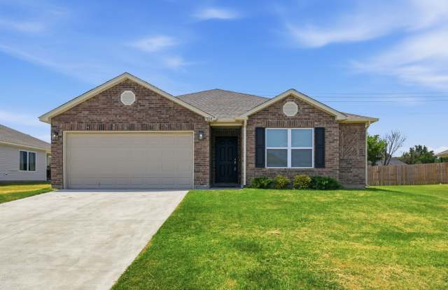 Charming 3 Bed, 2 Bath Home Backing to a Peaceful Greenbelt in Broken Arrow! photos photos