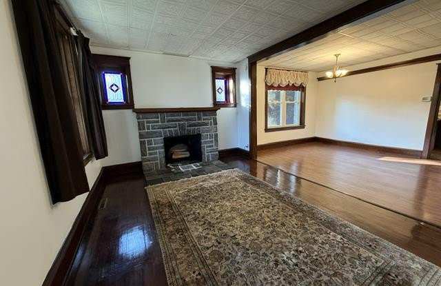 114 N ROBERTS Avenue Gallery 4