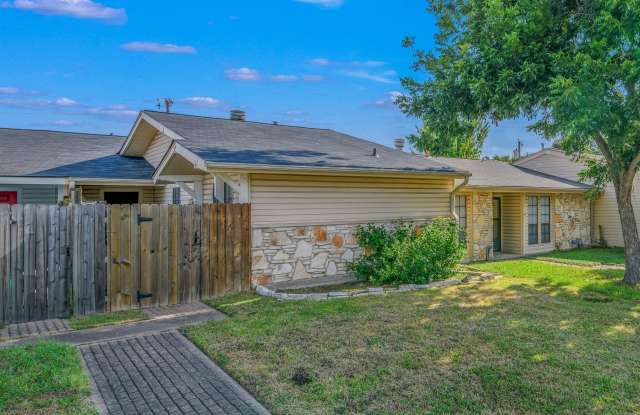 Adorably Updated 2/1 Townhome w/ Yard & Garage Available in April! Gallery 4