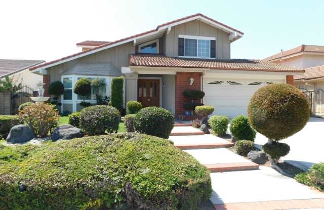 Spacious 4 bedroom 2.5 bath two soty house in the city of Fullerton. photos photos