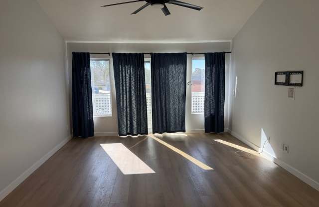 Top-Floor Harbor Walk Apartment - Updated 1 Bedroom Gallery 1