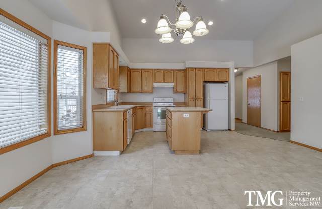 Beautiful  Bright Battle Ground Ranch House! - 1410 Northwest 10th Street, Battle Ground, WA 98604