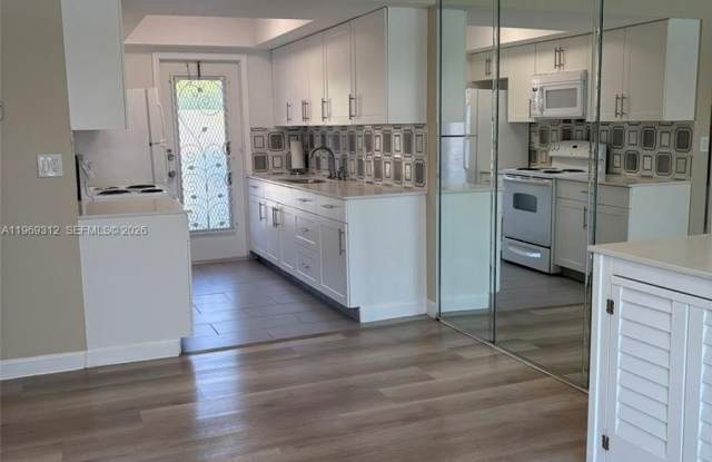 1005 S 17th Ave - 1005 South 17th Avenue, Hollywood, FL 33020