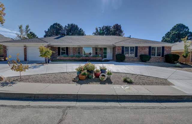 Beautiful Estate in the Heart of the NE Heights - 7708 Trail Ridge Road Northeast, Albuquerque, NM 87109