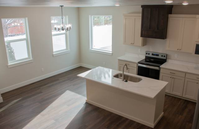 826 Sunnyside #6 - 1 photos photos