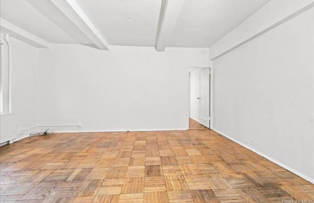 1589 Unionport Road Gallery 4