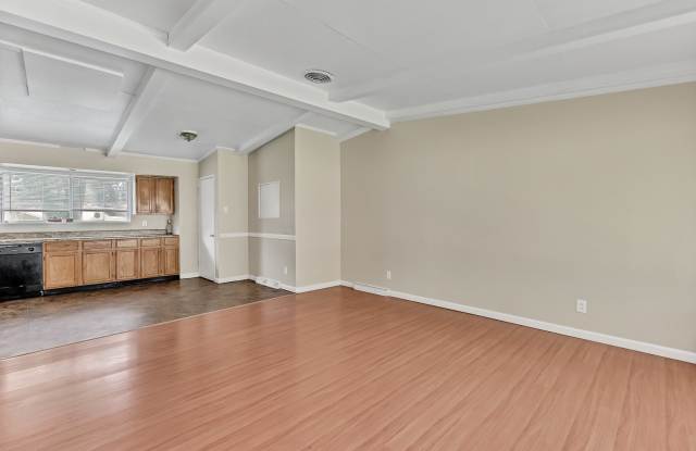 Spacious 3 Bdrm Single Family Home Available for move in! Gallery 1