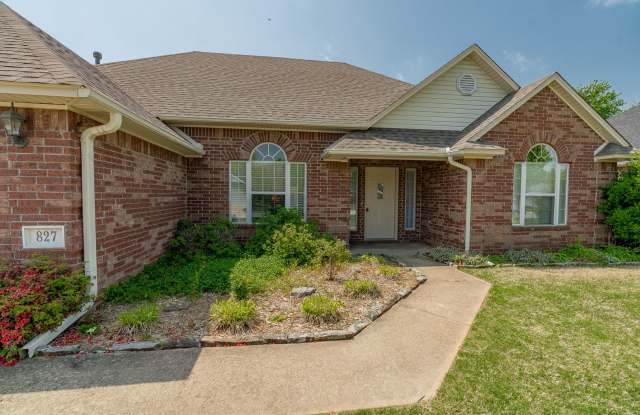 Beautiful 3-bedroom 2 bath Home in Springdale!! Fenced Yard!! Gallery 3