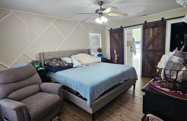 Nicely Updated 5 Bedroom Home! Gallery 4