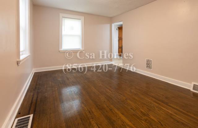 Beautifully Renovated 3 Bed/1 Bath Home in Fairview! Gallery 3